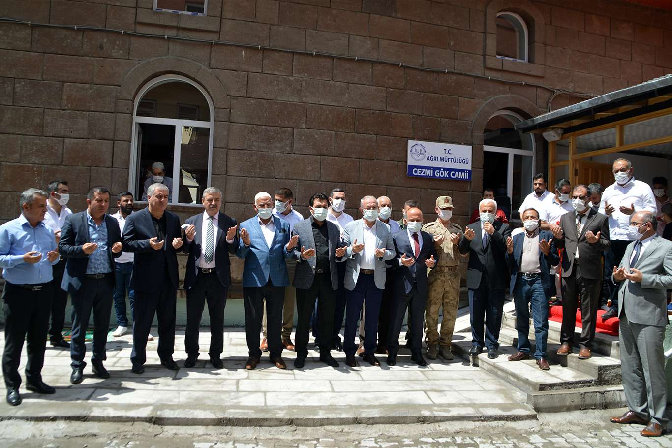 Yenileme çalışmaları sona eren cami Cuma namazı ile birlikte ibadete açıldı Yenileme çalışmaları sona eren cami Cuma namazı ile birlikte ibadete açıldı